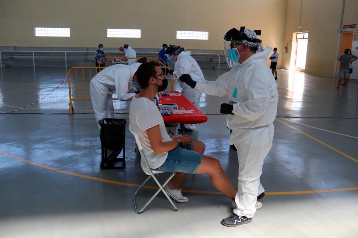 Un joven se somete a un test de antígenos en la provincia de Salamanca.