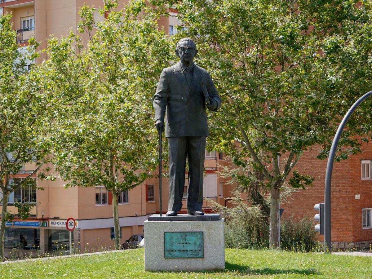 Escultura en honor a Torrente Ballester.