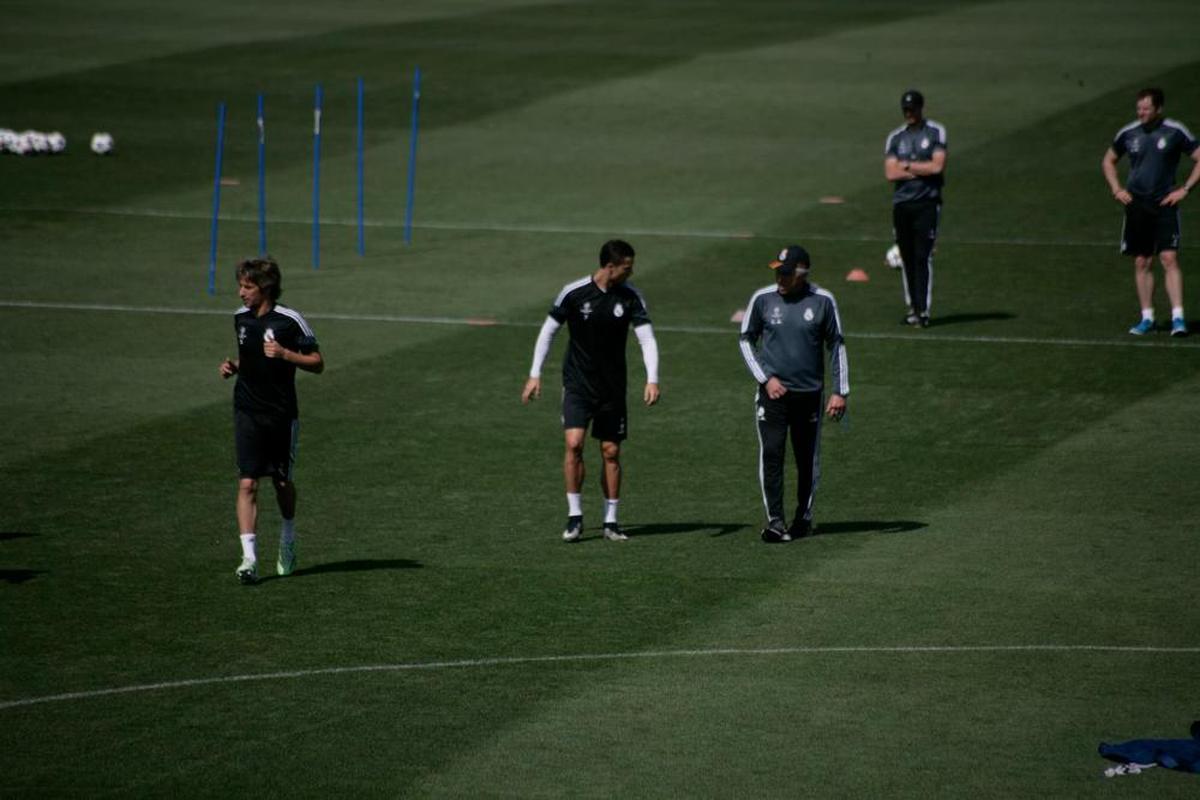 Cristiano Ronaldo charla con Carlo Ancelotti durante un entrenamiento del Real Madrid en la temporada 2014-2015.