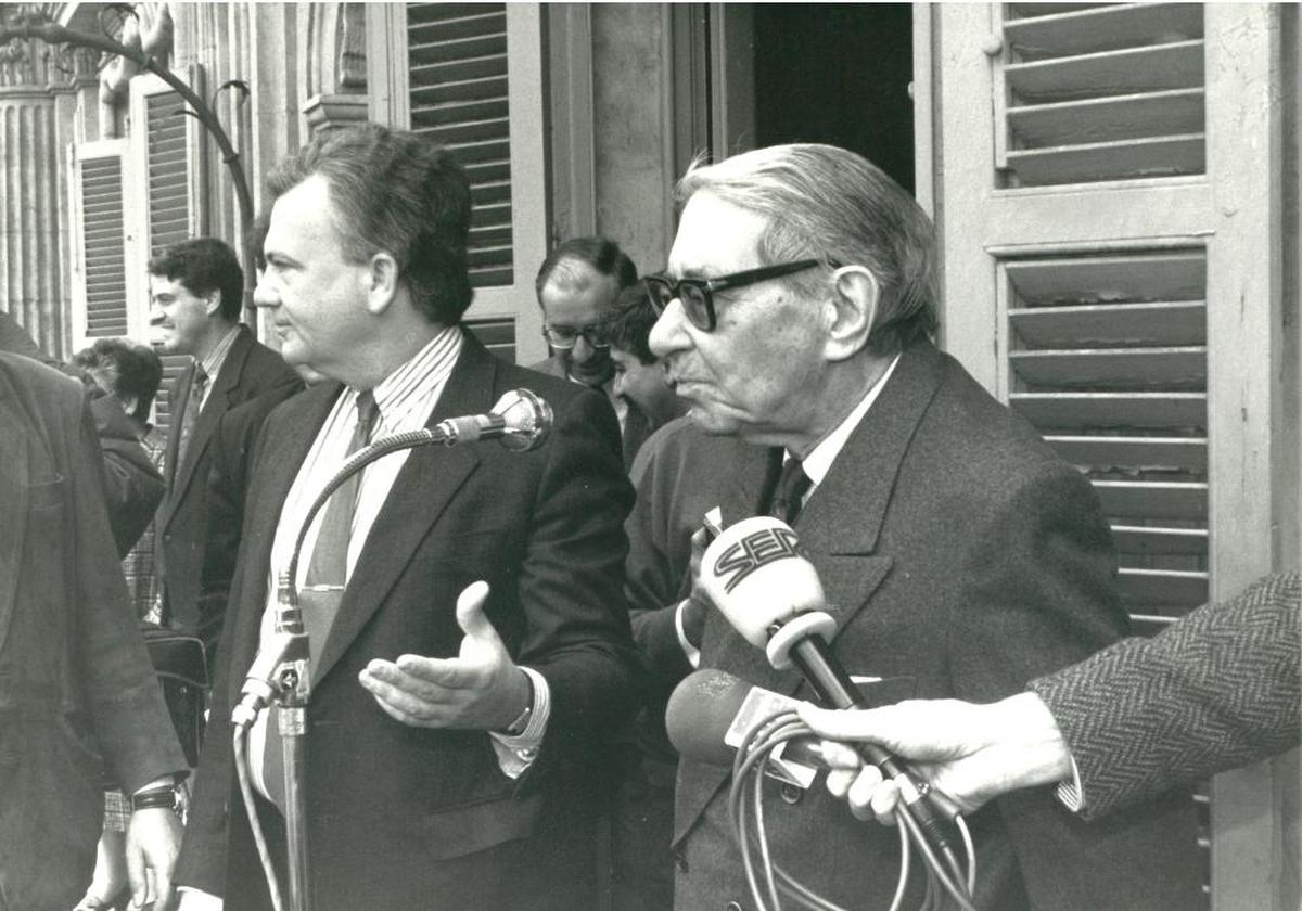 Torrente Ballester, con Trocóniz, durante un pregón de la Feria del Libro.