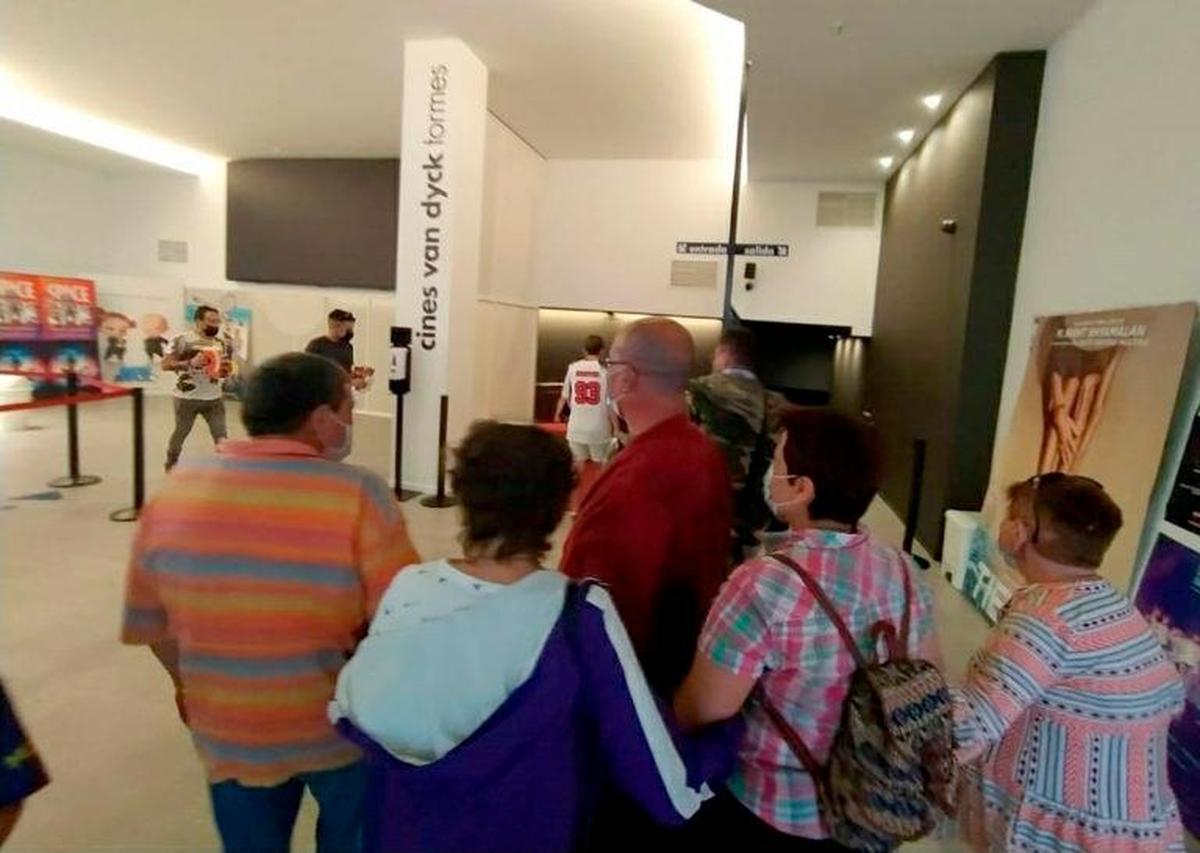 Los usuarios de Casa Samuel en su salida al cine tras meses de encierro.