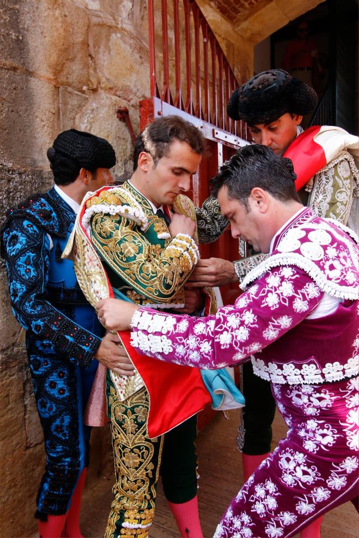 Damián Castaño liándose el capote de paseo en el patio de cuadrillas de la plaza de toros de La Glorieta.