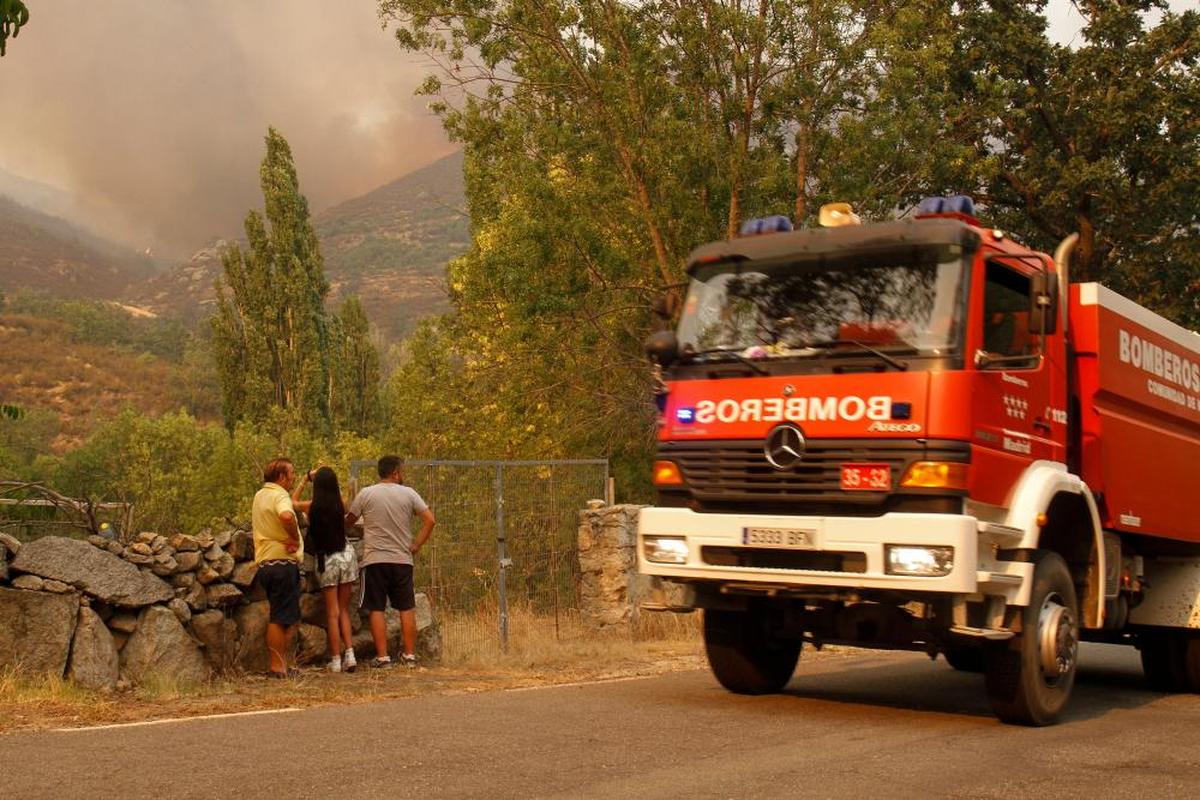 Bomberos en el incendio de Navalacruz.