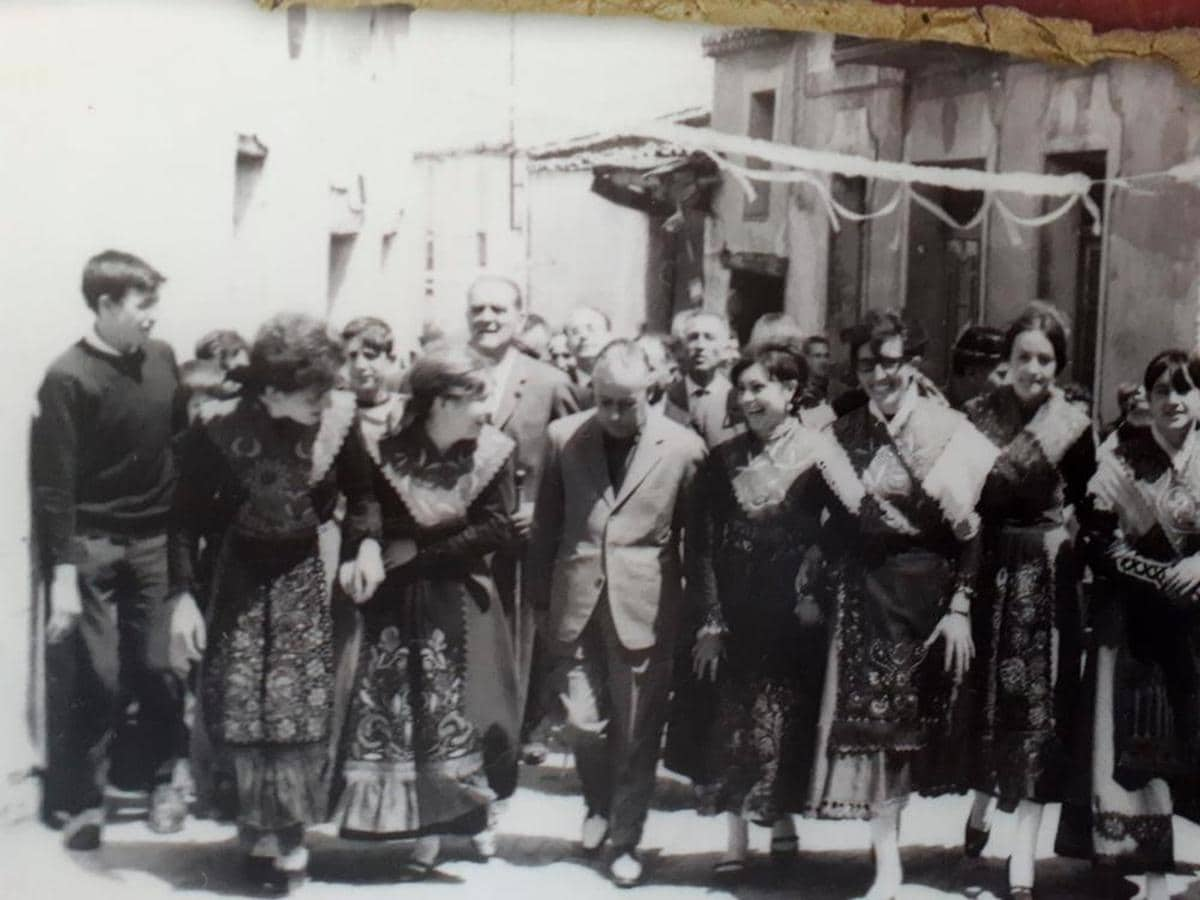 La inauguración de la biblioteca de Cespedosa, en los años 60.