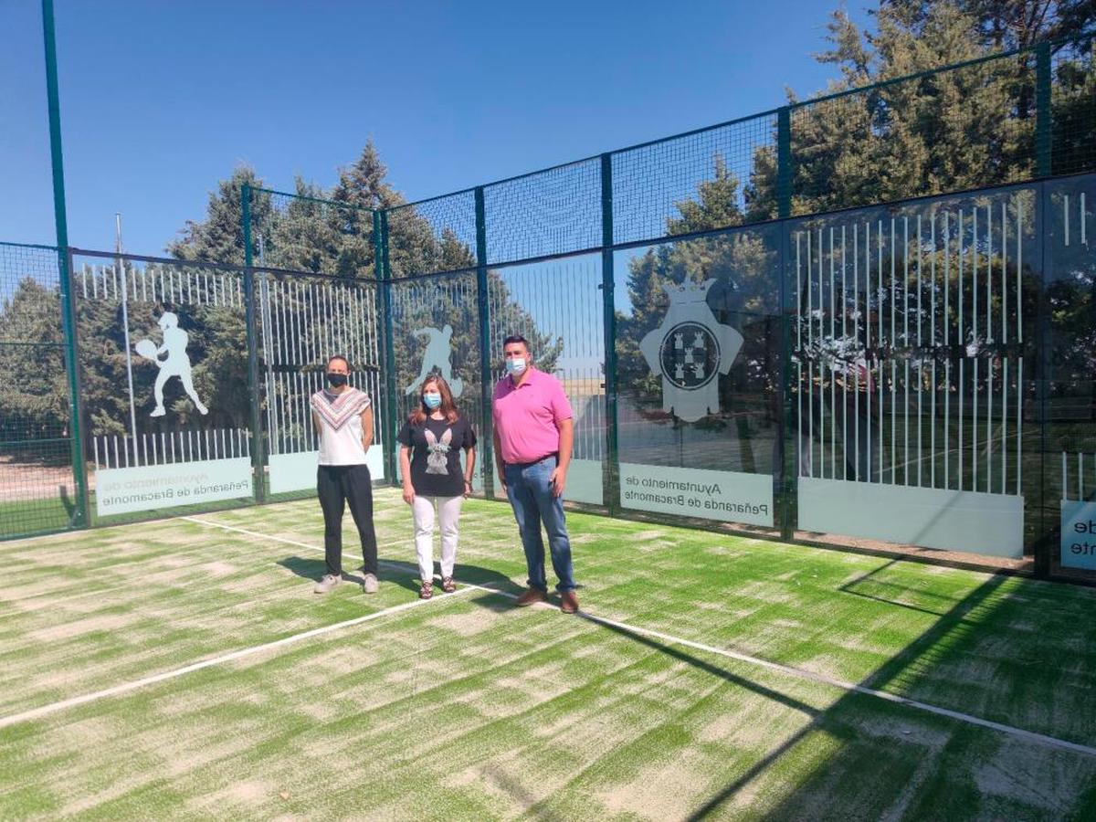 Pilar García, Carmen Ávila y Antonio Poveda, en una pista de pádel.