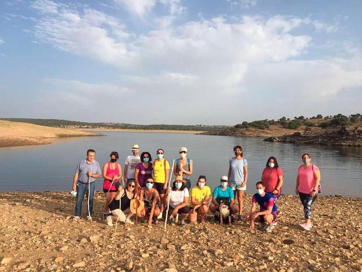 La marcha solidaria llegó hasta las riberas del pantano de Santa Teresa.