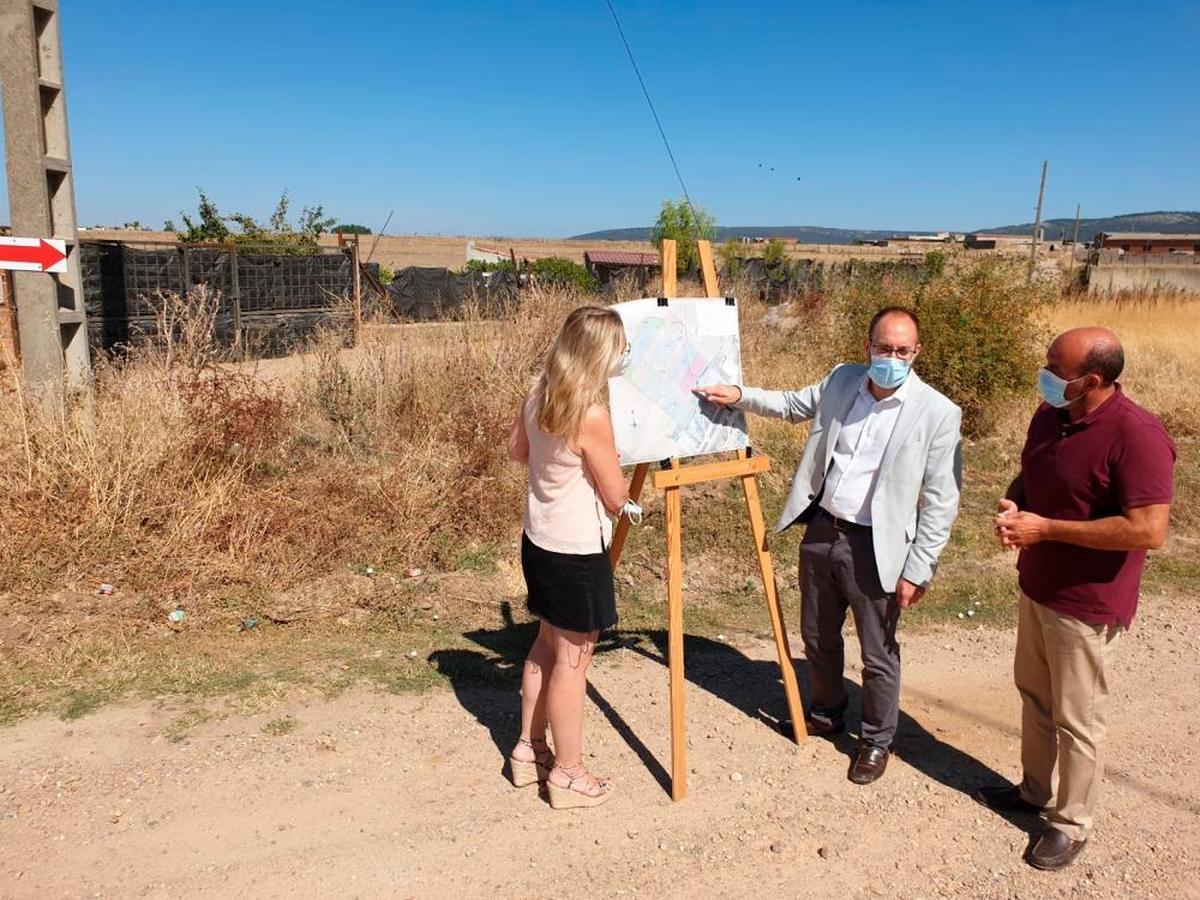 Beatriz Jorge, Marcos Iglesias y Ramón Sastre en los terrenos del futuro polígono industrial.