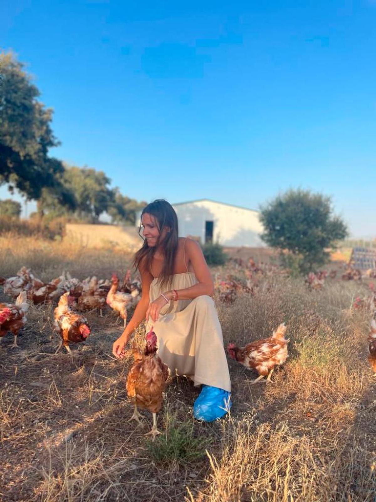 María Ángeles Llorente, junto a las gallinas camperas de su explotación.