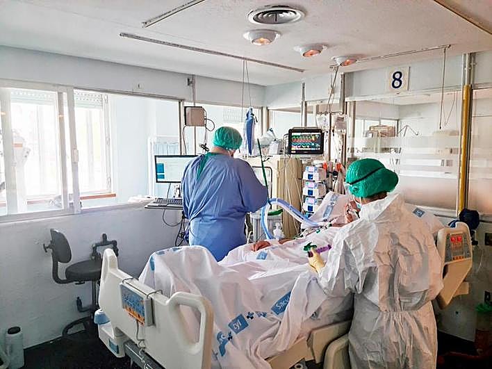 Un paciente covid en la UCI del Hospital de Salamanca.