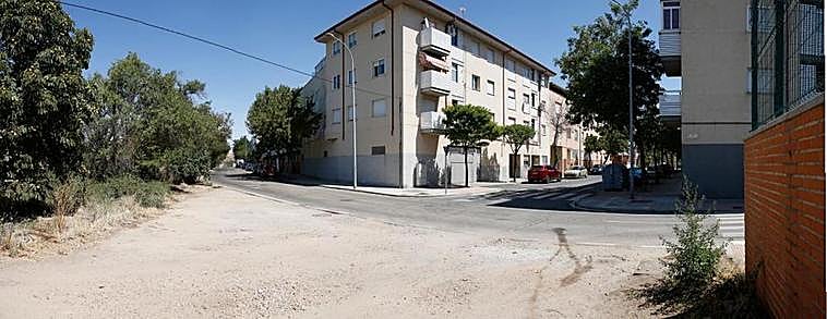 Calle Huertas de la Vega donde se construirá una nueva rotonda.