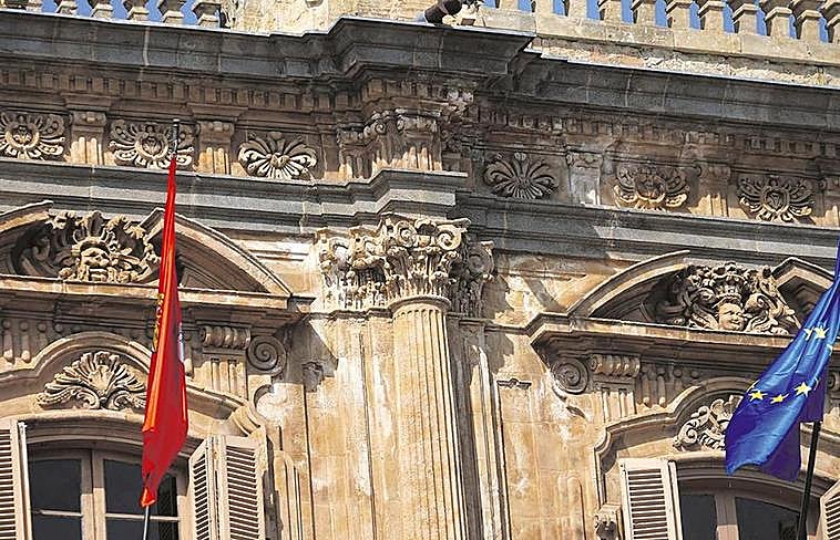 En los relieves y la decoración de la fachada del Ayuntamiento han reaparecido las marcas que generan las sales.