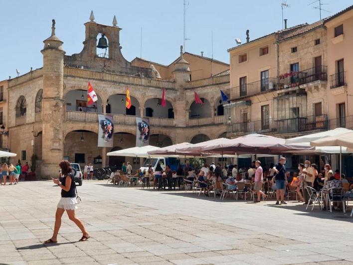 La Plaza Mayor de Ciudad Rodrigo y la Casa Consistorial ya lucen la imagen de la Feria de Teatro.