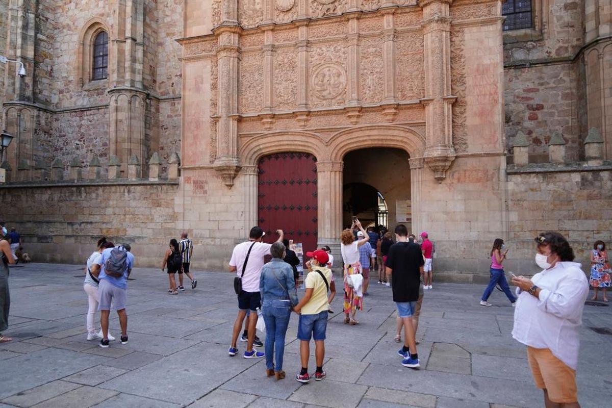 Turistas ante el Edificio Histórico de la Universidad.