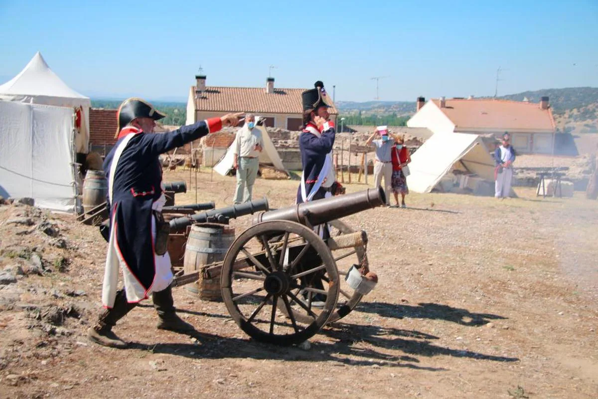 Soldados napoleónicos disparando un cañón.