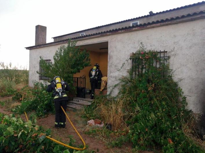 Los bomberos tratando de acceder a la vivienda.