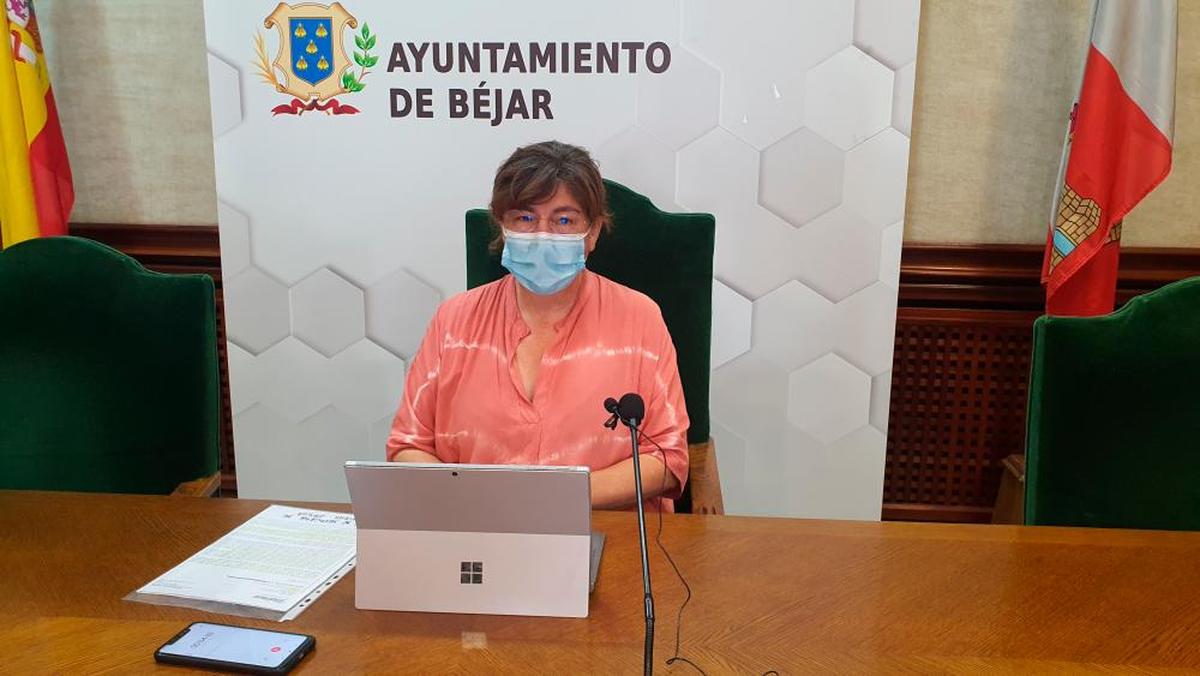 Imagen de la alcaldesa de Béjar, María Elena Martín, en la presentación de la fibra óptica en Béjar.