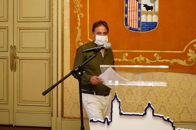 El concejal de Turismo, Fernando Castaño, en rueda de prensa en el Salón de Recepciones.