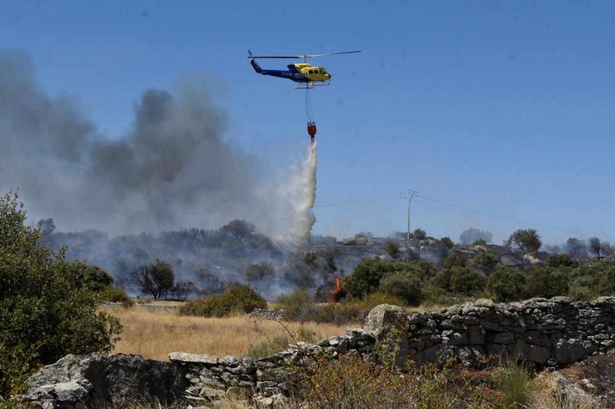 Un helicóptero de extinción de incendios en otra intervención.