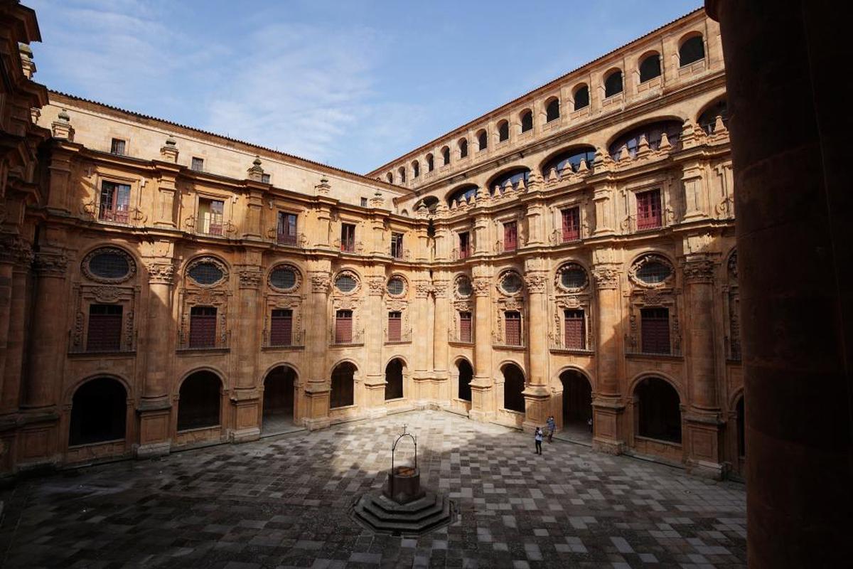 Claustro de los Estudios, una de las joyas barrocas de la Universidad.