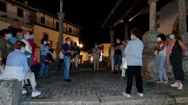 El guía turístico Pedro López realizó el pasado viernes una ruta nocturna partiendo de la ermita del Humilladero.