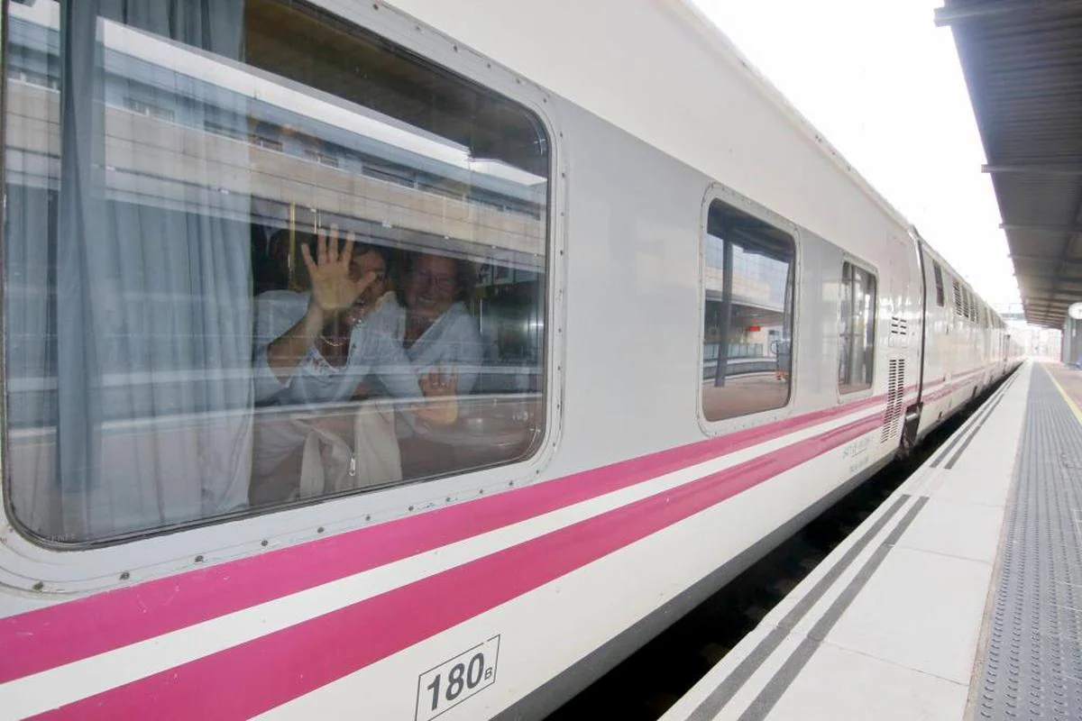 Abierta la puerta para la posible vuelta del tren de Lisboa a Hendaya por Salamanca