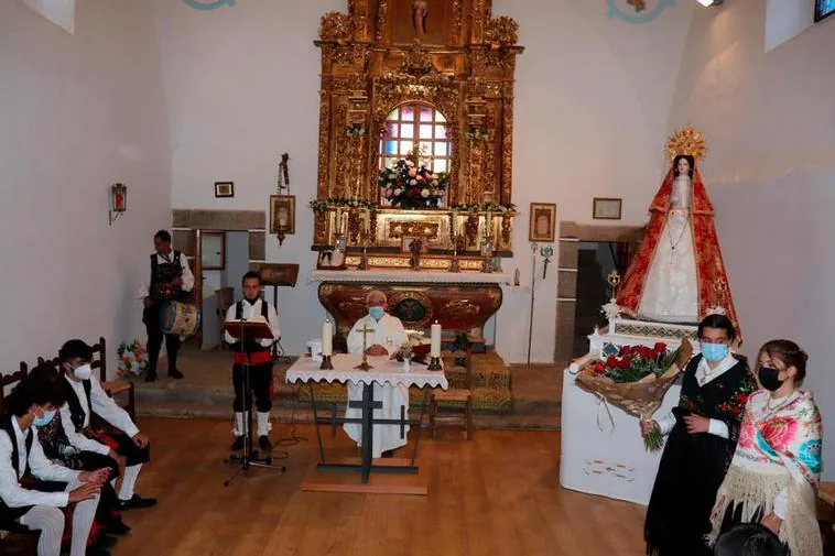 Los quintos de Gallegos de Solmirón celebran su día visitando a la patrona