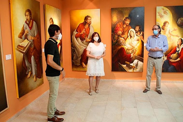 El párroco, Lauren Sevillano, la alcaldesa, Carmen Ávila y el artista, Alejandro Mesonero, junto a las obras.