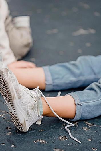 Las zapatillas blancas se ensucian fácilmente y poco a poco adquieren tonos amarillos.