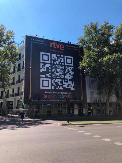 Código QR instalado en la plaza de la Independencia en Madrid para acceder a ‘La gran consulta’ de RTVE.