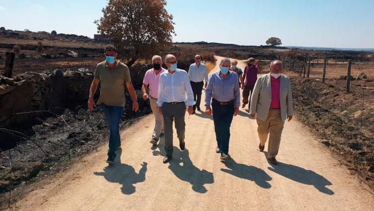 Javier Iglesias y diputados provinciales visitando la zona del incendio