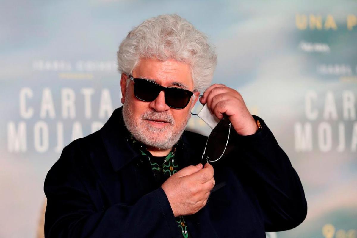 Almodóvar ha defendido que la memoria histórica es “un tema pendiente en la sociedad española”.