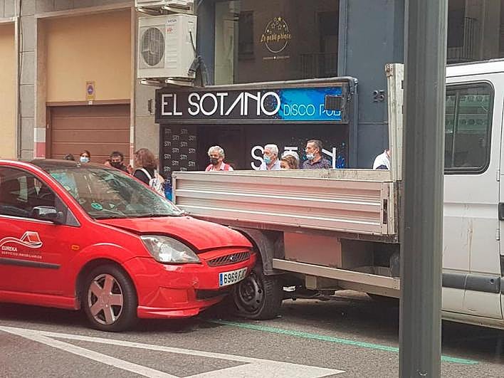 El coche quedó empotrado en la parte trasera del camión