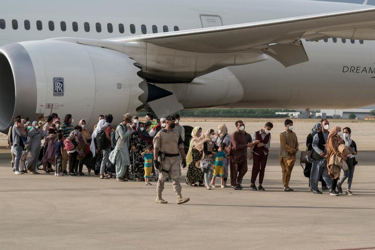 Afganos llegando a la base aérea de Torrejón de Ardoz.