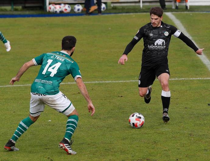 Amaro ante el jugador del Coruxo, Trigo, en el choque de la primera parte del pasado curso en O Vao.