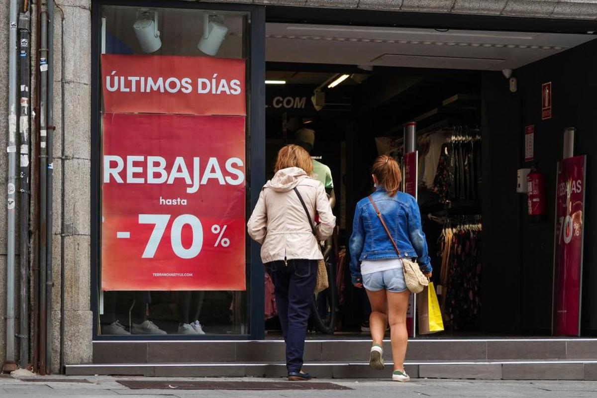 Dos mujeres acceden a un establecimiento comercial en el centro de Salamanca.