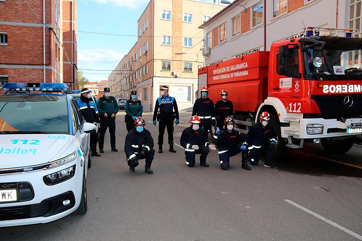 Bomberos, Policía Local y Guardia Civil de Peñaranda durante uno de los actos en plena pandemia.