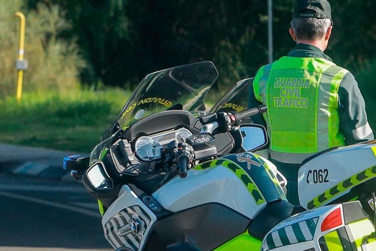 Un guardia civil de Tráfico, de patrulla