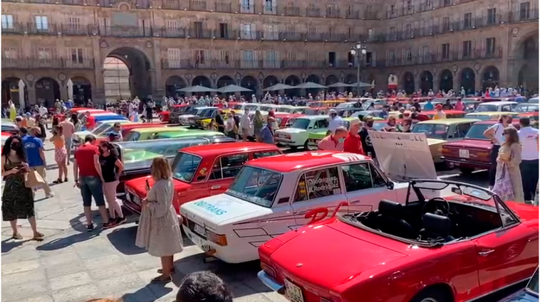 Numeroso público se acercó a la Plaza Mayor para ver los vehículos antiguos