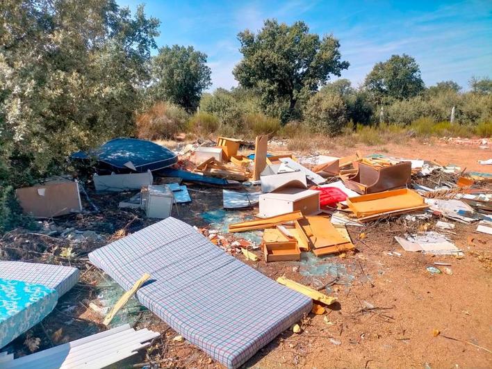 Colchones y muebles pueblan el monte junto a la antigua estación de Huelmos