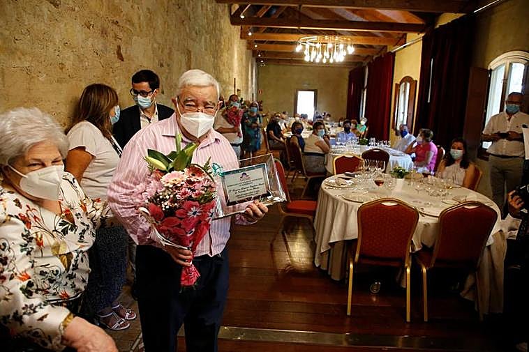 Fermina Ascensión y Valentín García reciben la placa al matrimonio más longevo de la asociación