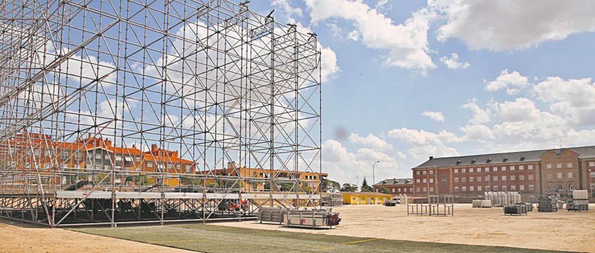 Montaje del escenario para los conciertos en el campo de fútbol de Puente Ladrillo