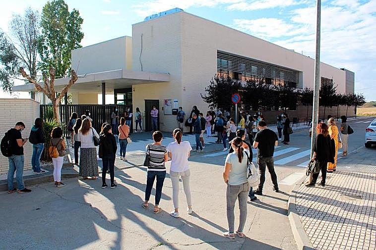 Un centenar de personas se dieron cita para optar al puesto de auxiliar en la biblioteca de Castellanos.