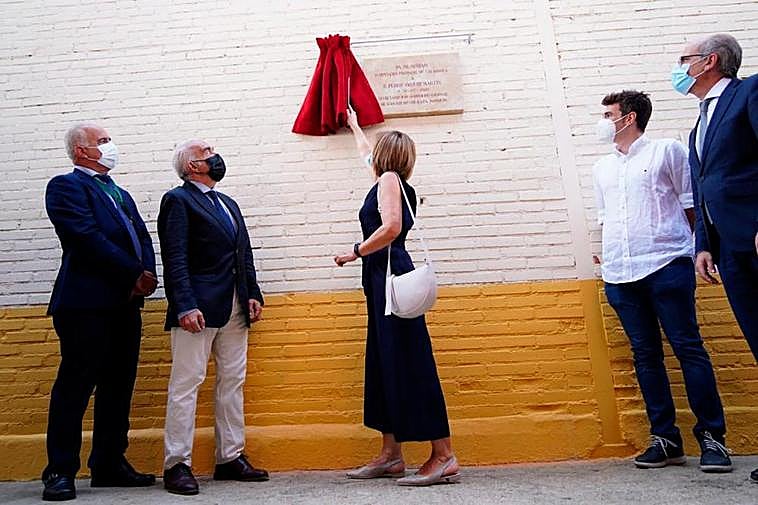 Su mujer y su hijo descubrieron la placa que estará en su recuerdo en el mercado.