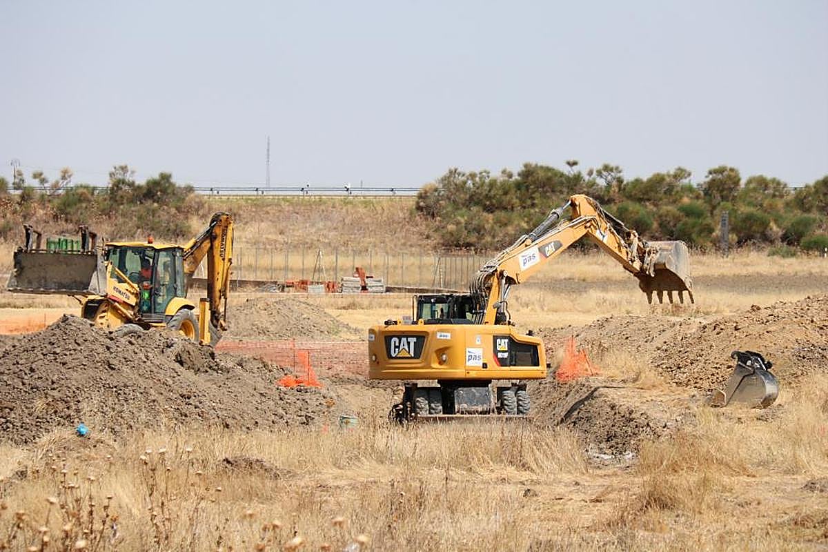 Maquinaria trabajando ya en la zona junto al colegio público Severiano Montero y la Nacional 501.