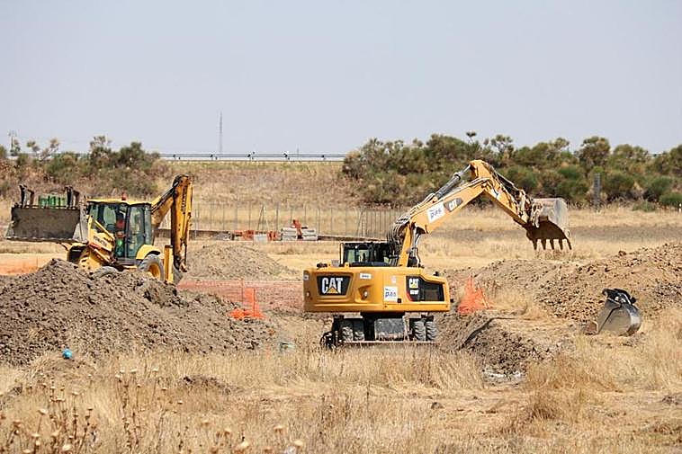 Maquinaria trabajando ya en la zona junto al colegio público Severiano Montero y la Nacional 501.