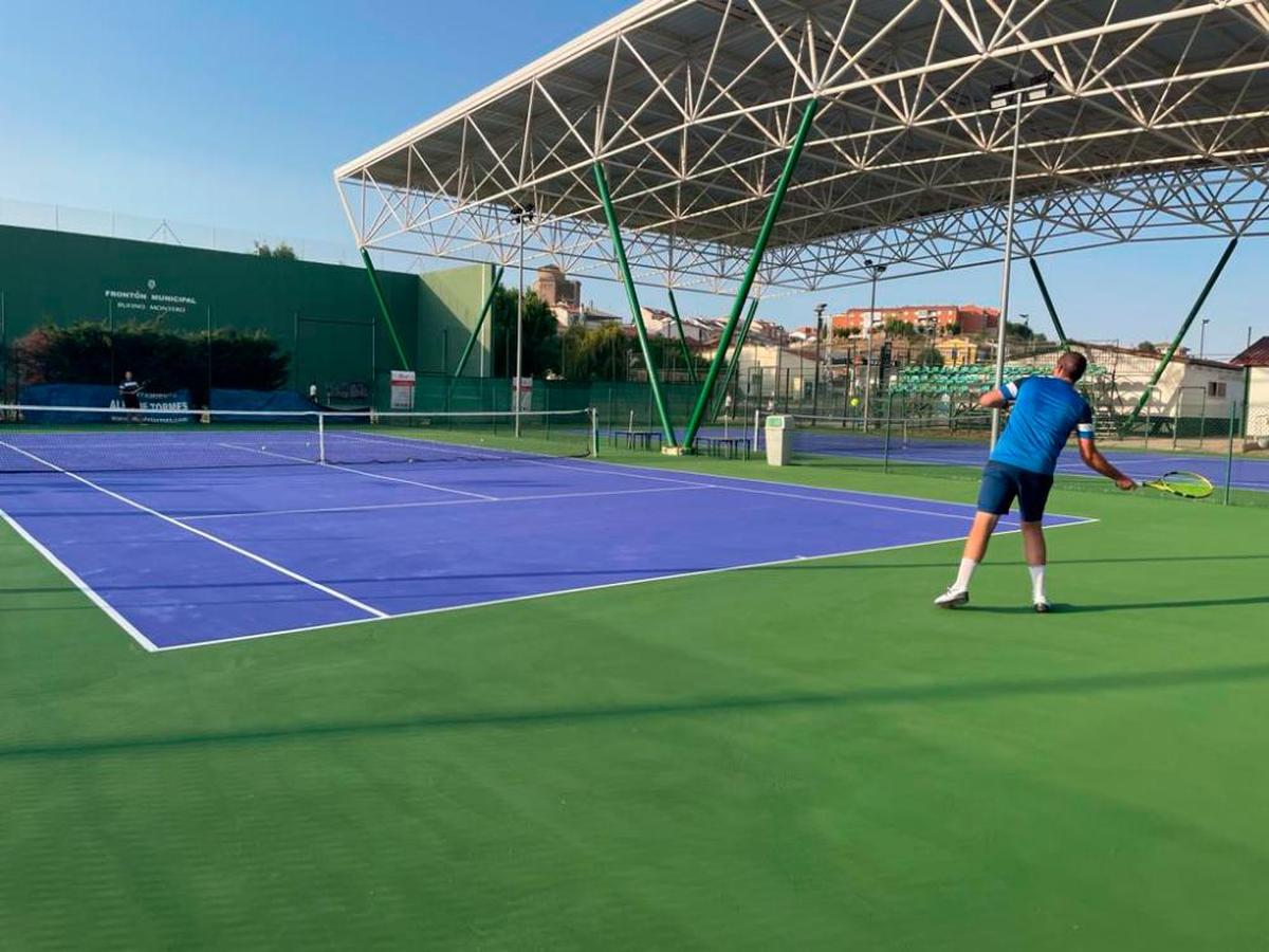 El arreglo de las pistas de tenis de Alba de Tormes también ha cambiado su color de marrón a azul.