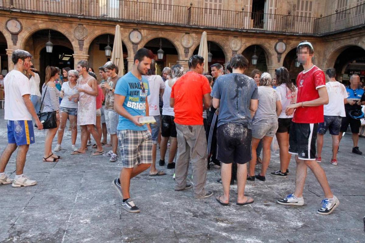 Celebración de novatadas en años anteriores en la Plaza Mayor.