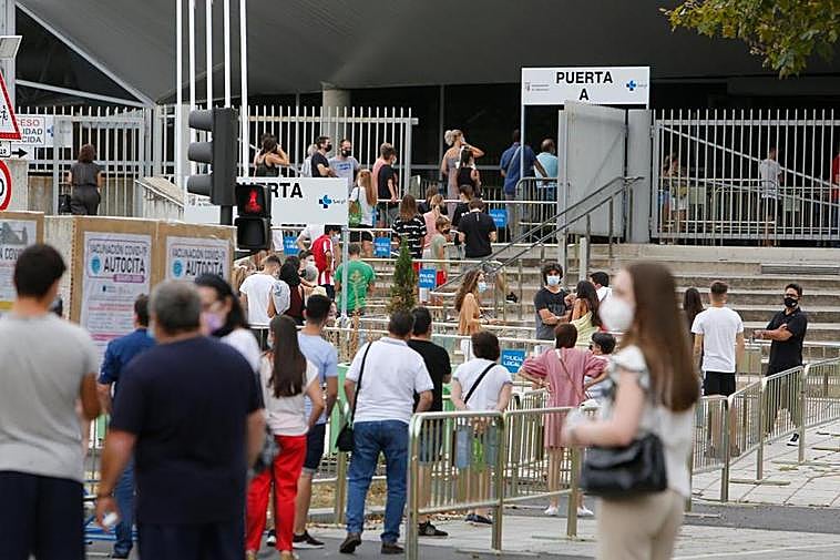 Largas colas de acceso al Multiusos desde primera hora