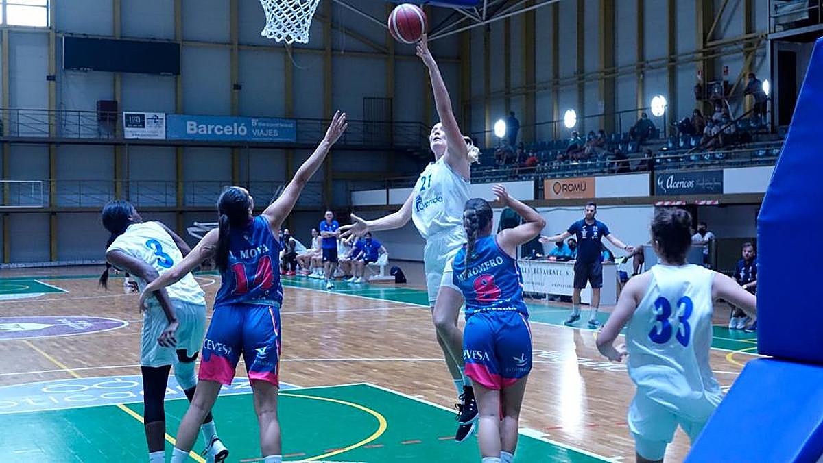 Emese Hof intenta anotar bajo el aro extremeño.