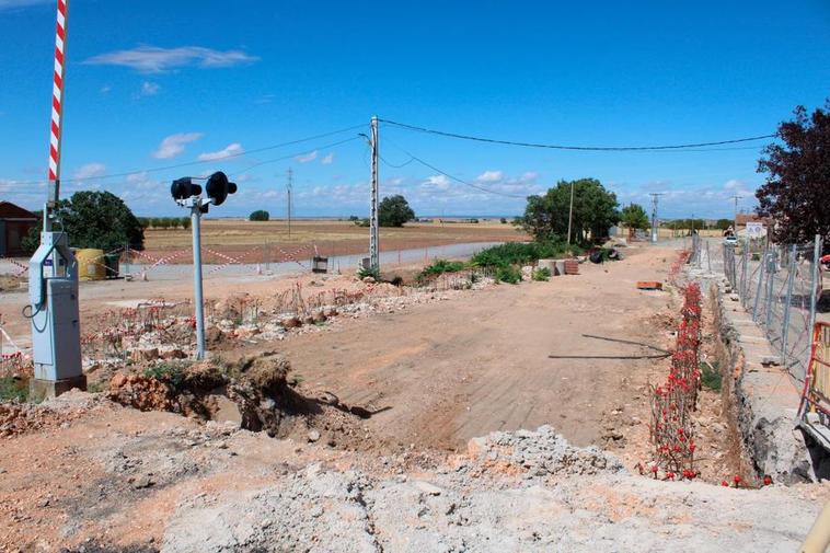 La obra del paso a nivel de la entrada de Gomecello, sin trabajadores en la mañana de este martes.